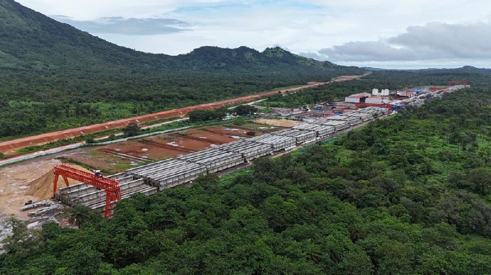 跨几内亚铁路通车，中国建筑推动西非工···